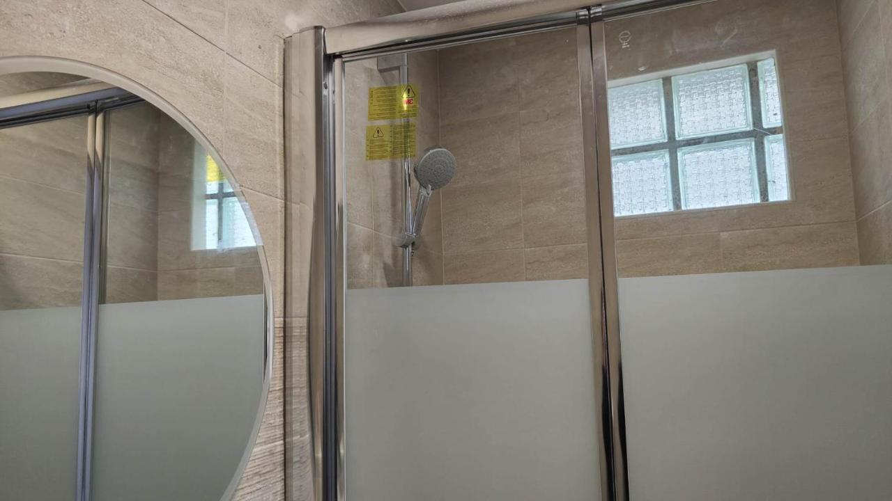 Chambre Pour 2 Personnes Avec Lit Separe Dans La Banlieue Parisienne Bondy Luaran gambar
